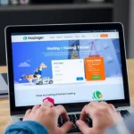 ¿Cómo Contratar Hostinger desde Perú? Todo lo que Necesitas Saber - Imagen 1 Captura de pantalla del sitio de Hostinger en español, mostrando los planes de hosting con dominio gratis y el formulario de registro para usuarios en Perú.